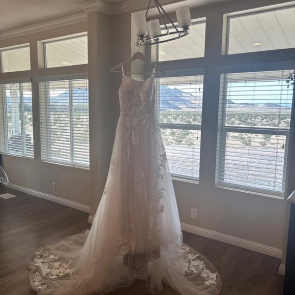 White/cream lace and tool A-line wedding dress. Tag size 6 (reality is a size 2) - Picture 1 of 4